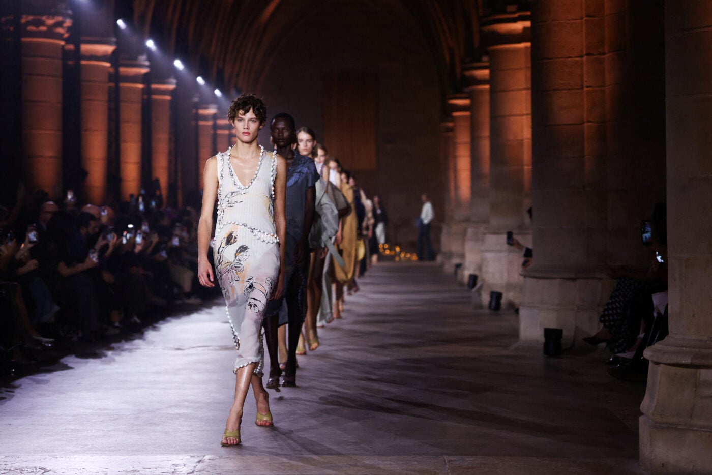 Victoria Beckham SS27: Παρουσίασε μία sporty συλλογή με φίνα στοιχεία και όλη την οικογένεια στο front row