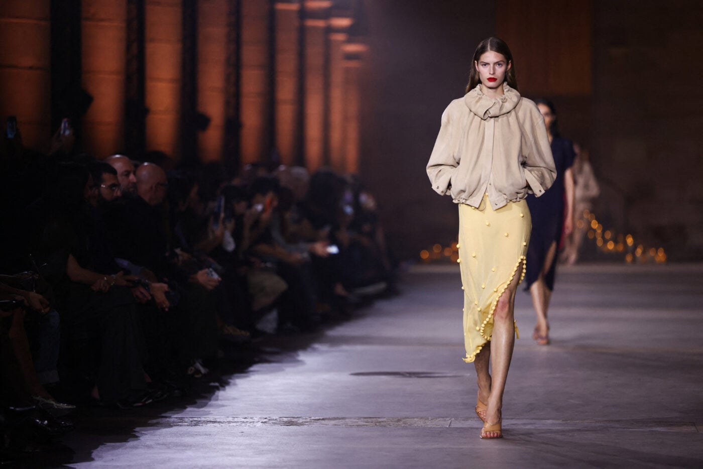 Victoria Beckham SS27: Παρουσίασε μία sporty συλλογή με φίνα στοιχεία και όλη την οικογένεια στο front row