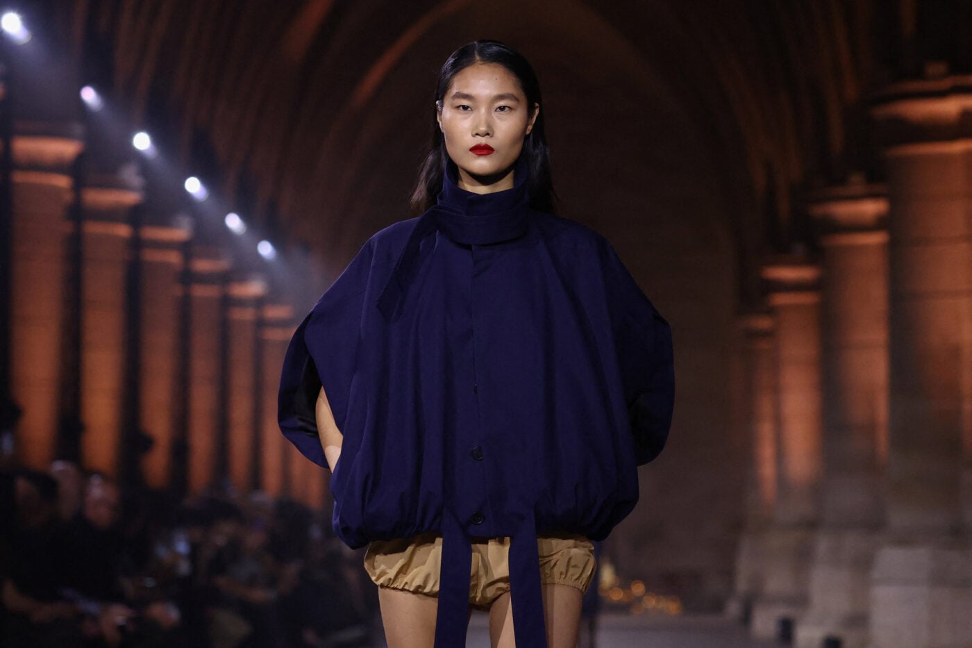 Victoria Beckham SS27: Παρουσίασε μία sporty συλλογή με φίνα στοιχεία και όλη την οικογένεια στο front row
