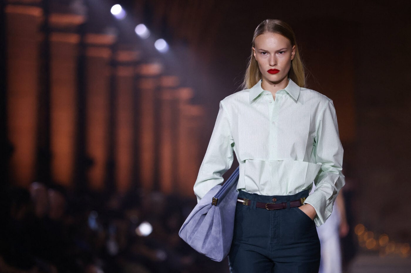 Victoria Beckham SS27: Παρουσίασε μία sporty συλλογή με φίνα στοιχεία και όλη την οικογένεια στο front row