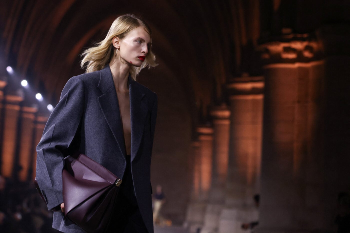 Victoria Beckham SS27: Παρουσίασε μία sporty συλλογή με φίνα στοιχεία και όλη την οικογένεια στο front row