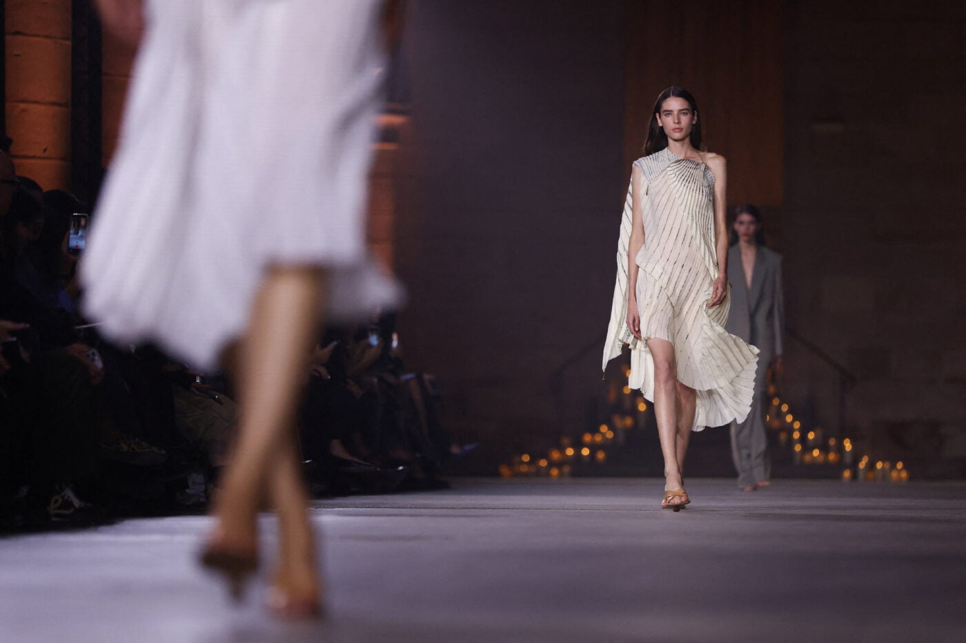 Victoria Beckham SS27: Παρουσίασε μία sporty συλλογή με φίνα στοιχεία και όλη την οικογένεια στο front row