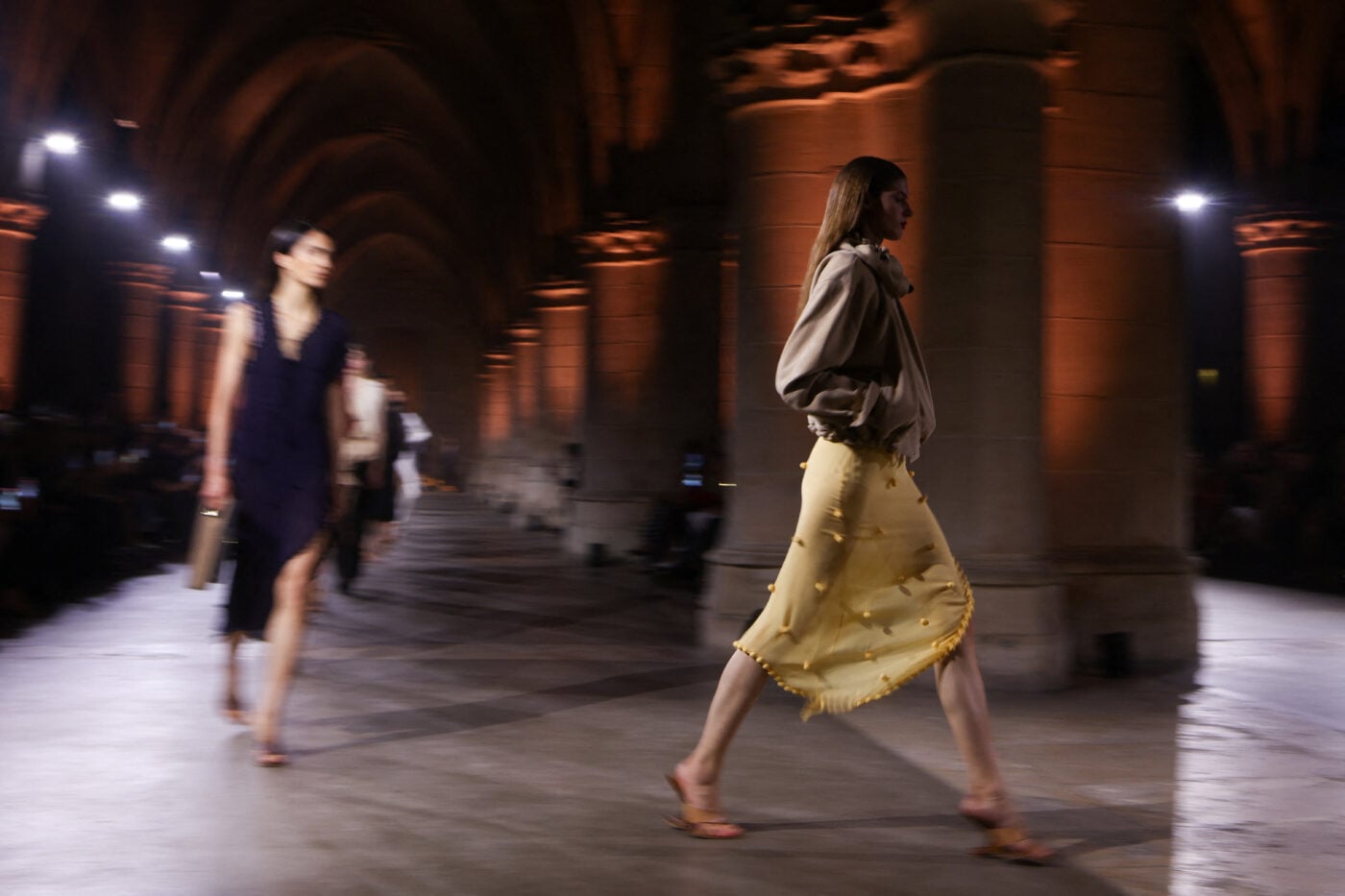 Victoria Beckham SS27: Παρουσίασε μία sporty συλλογή με φίνα στοιχεία και όλη την οικογένεια στο front row