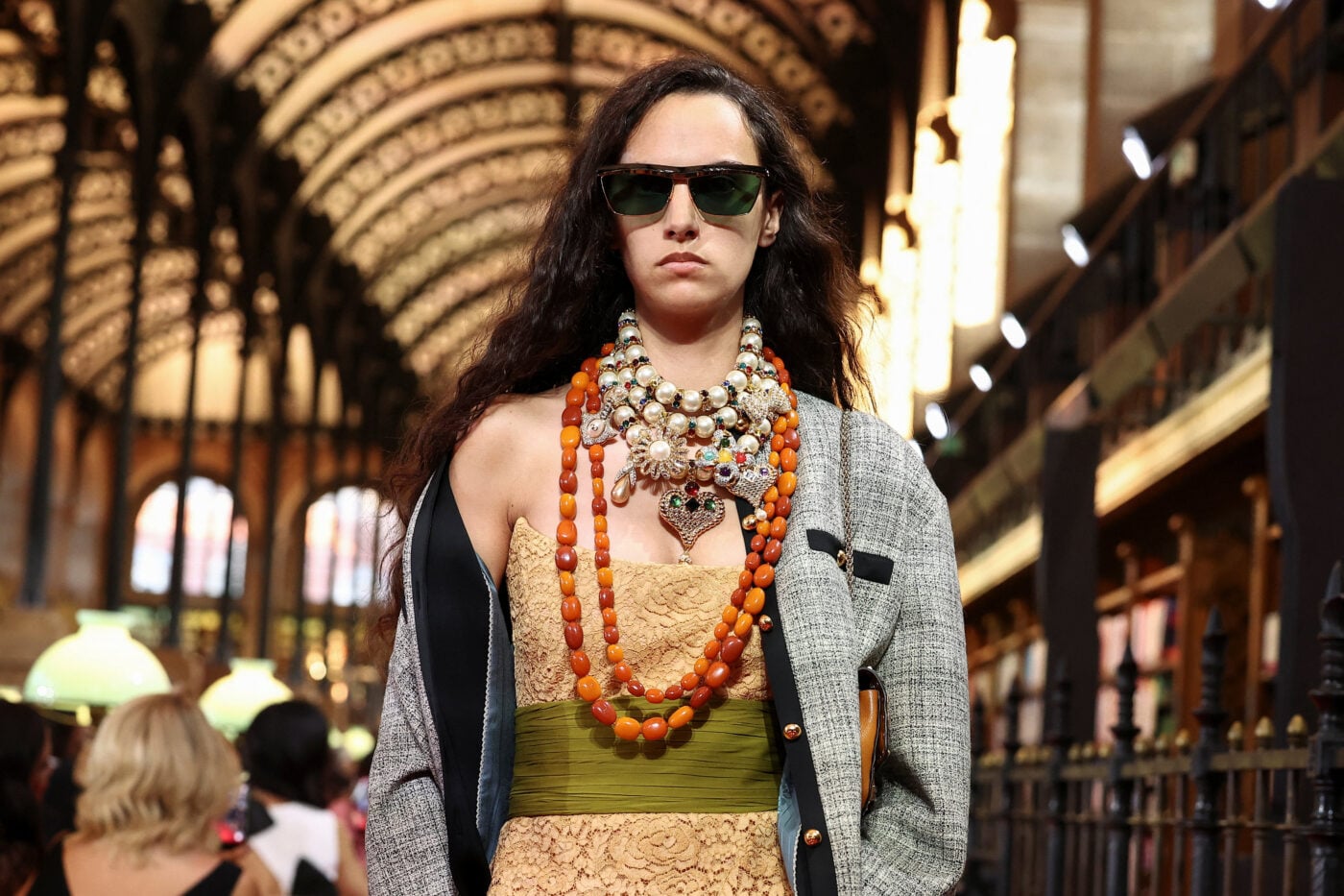 Valentino SS26: Ο Alessandro Michele έφερε μαξιμαλισμό, χρώμα και φινέτσα σε μια βιβλιοθήκη
