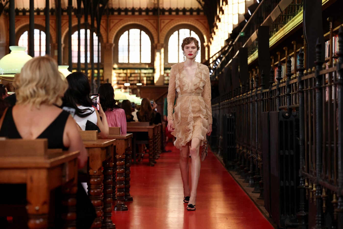 Valentino SS26: Ο Alessandro Michele έφερε μαξιμαλισμό, χρώμα και φινέτσα σε μια βιβλιοθήκη
