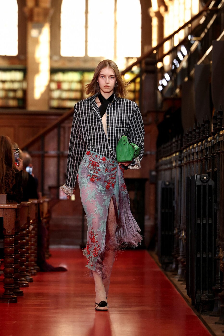 Valentino SS26: Ο Alessandro Michele έφερε μαξιμαλισμό, χρώμα και φινέτσα σε μια βιβλιοθήκη