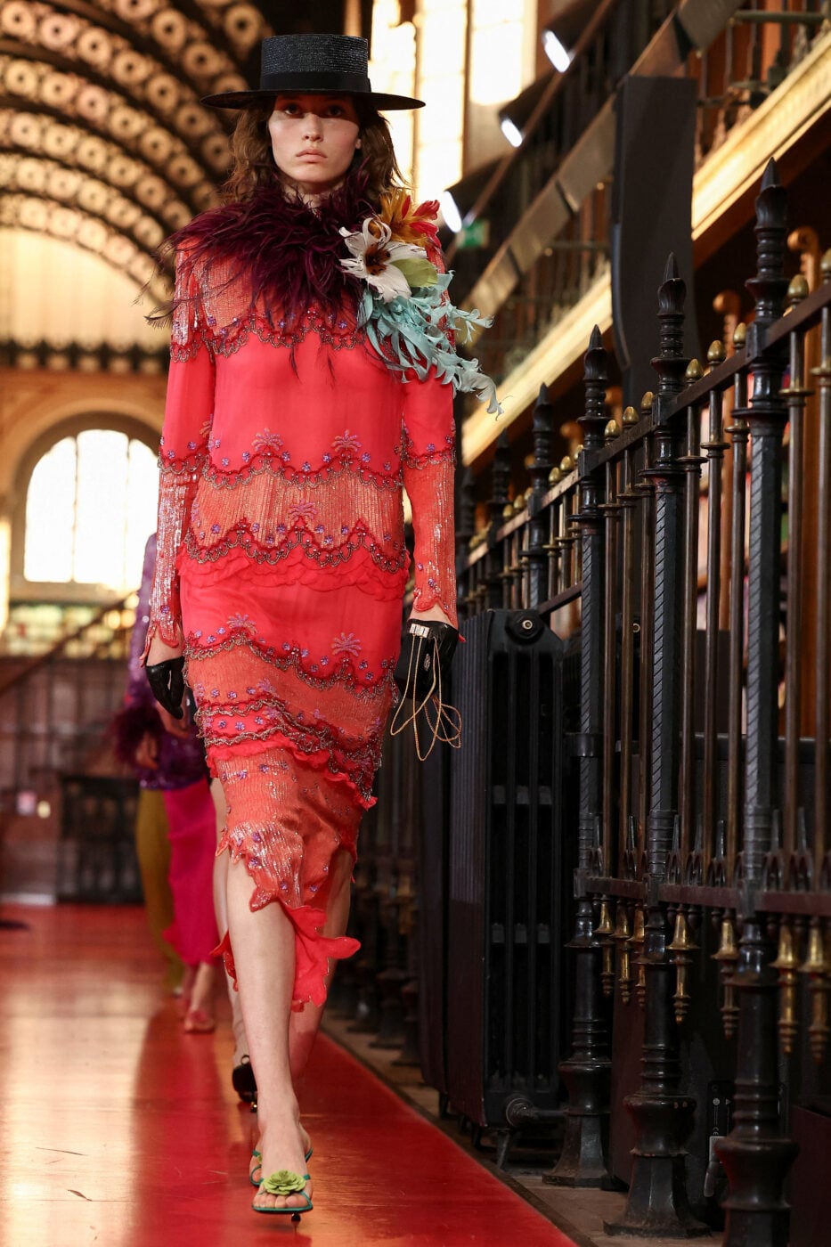 Valentino SS26: Ο Alessandro Michele έφερε μαξιμαλισμό, χρώμα και φινέτσα σε μια βιβλιοθήκη