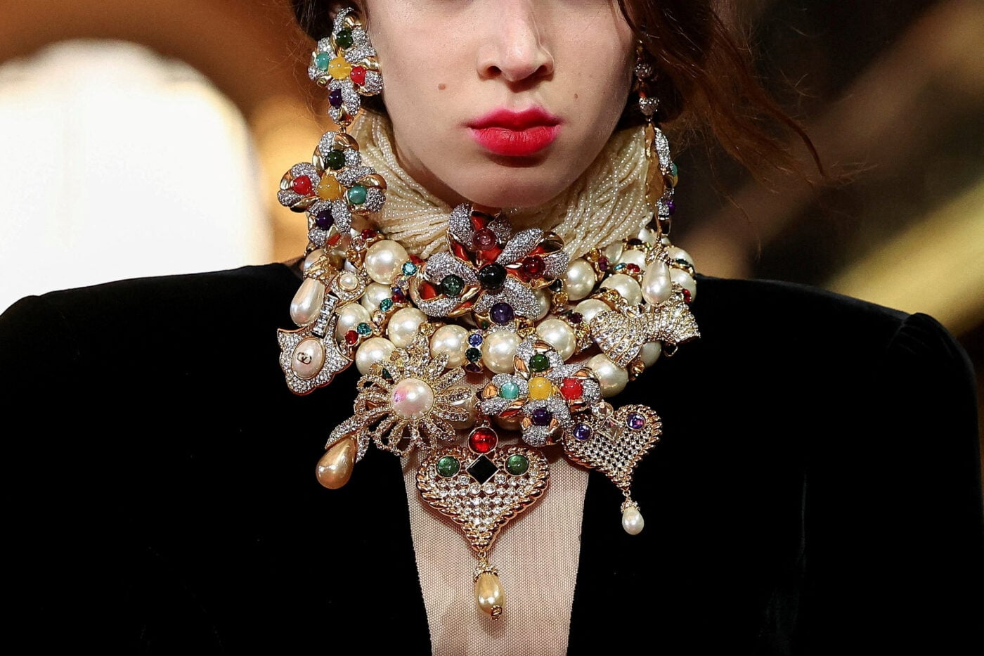 Valentino SS26: Ο Alessandro Michele έφερε μαξιμαλισμό, χρώμα και φινέτσα σε μια βιβλιοθήκη