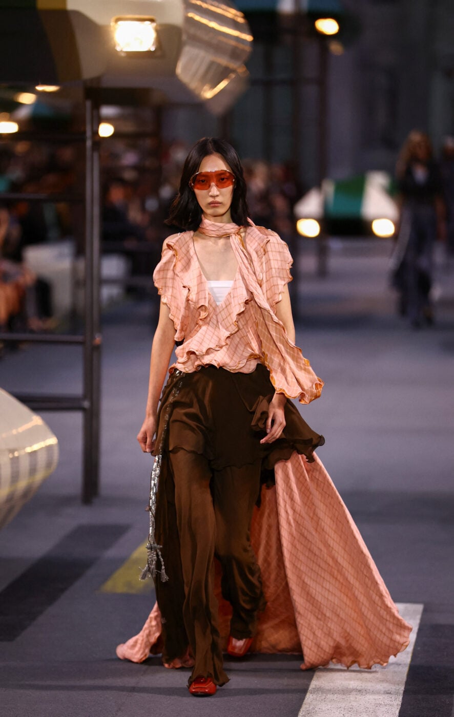 Louis Vuitton SS27: Ο Nicolas Ghesquière αποχωρίστηκε την «πανοπλία» και παρουσίασε την πολυτέλεια πιο ανάλαφρη από ποτέ