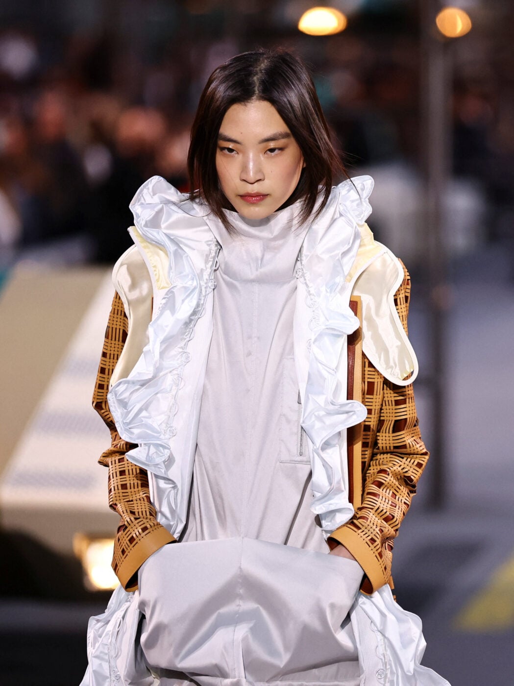 Louis Vuitton SS27: Ο Nicolas Ghesquière αποχωρίστηκε την «πανοπλία» και παρουσίασε την πολυτέλεια πιο ανάλαφρη από ποτέ