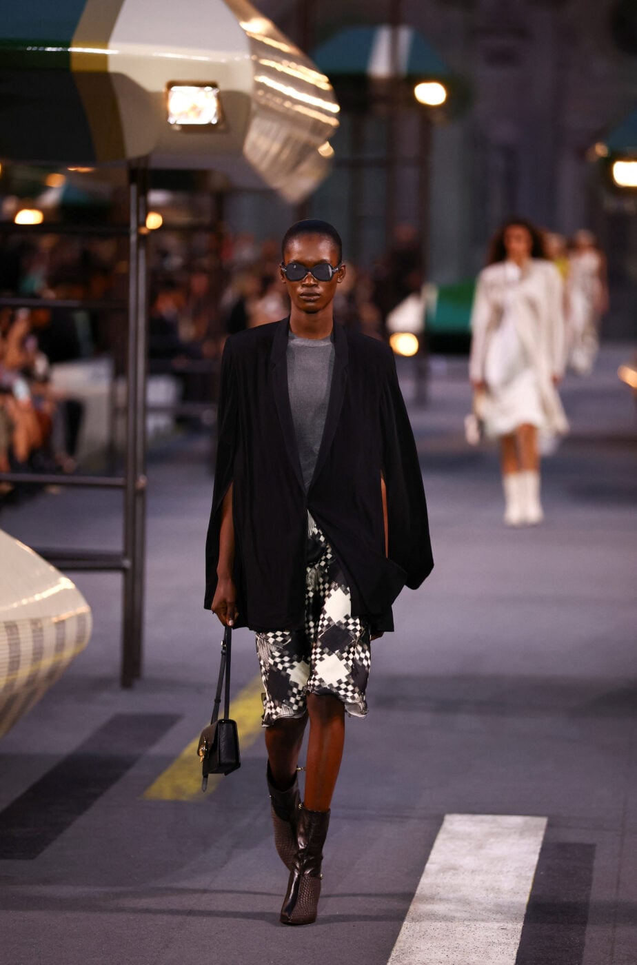 Louis Vuitton SS27: Ο Nicolas Ghesquière αποχωρίστηκε την «πανοπλία» και παρουσίασε την πολυτέλεια πιο ανάλαφρη από ποτέ