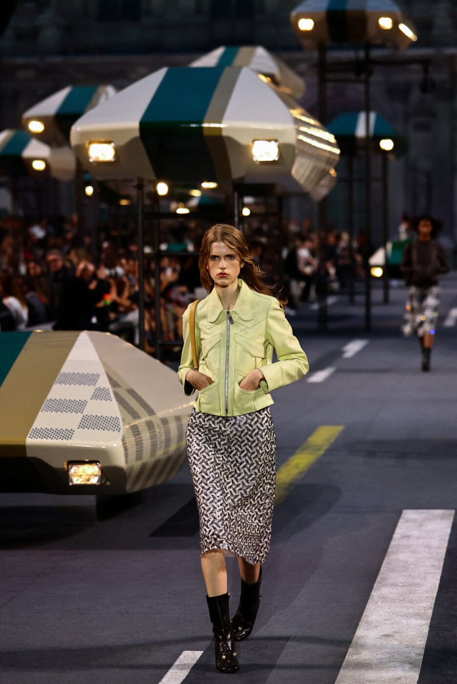 Louis Vuitton SS27: Ο Nicolas Ghesquière αποχωρίστηκε την «πανοπλία» και παρουσίασε την πολυτέλεια πιο ανάλαφρη από ποτέ