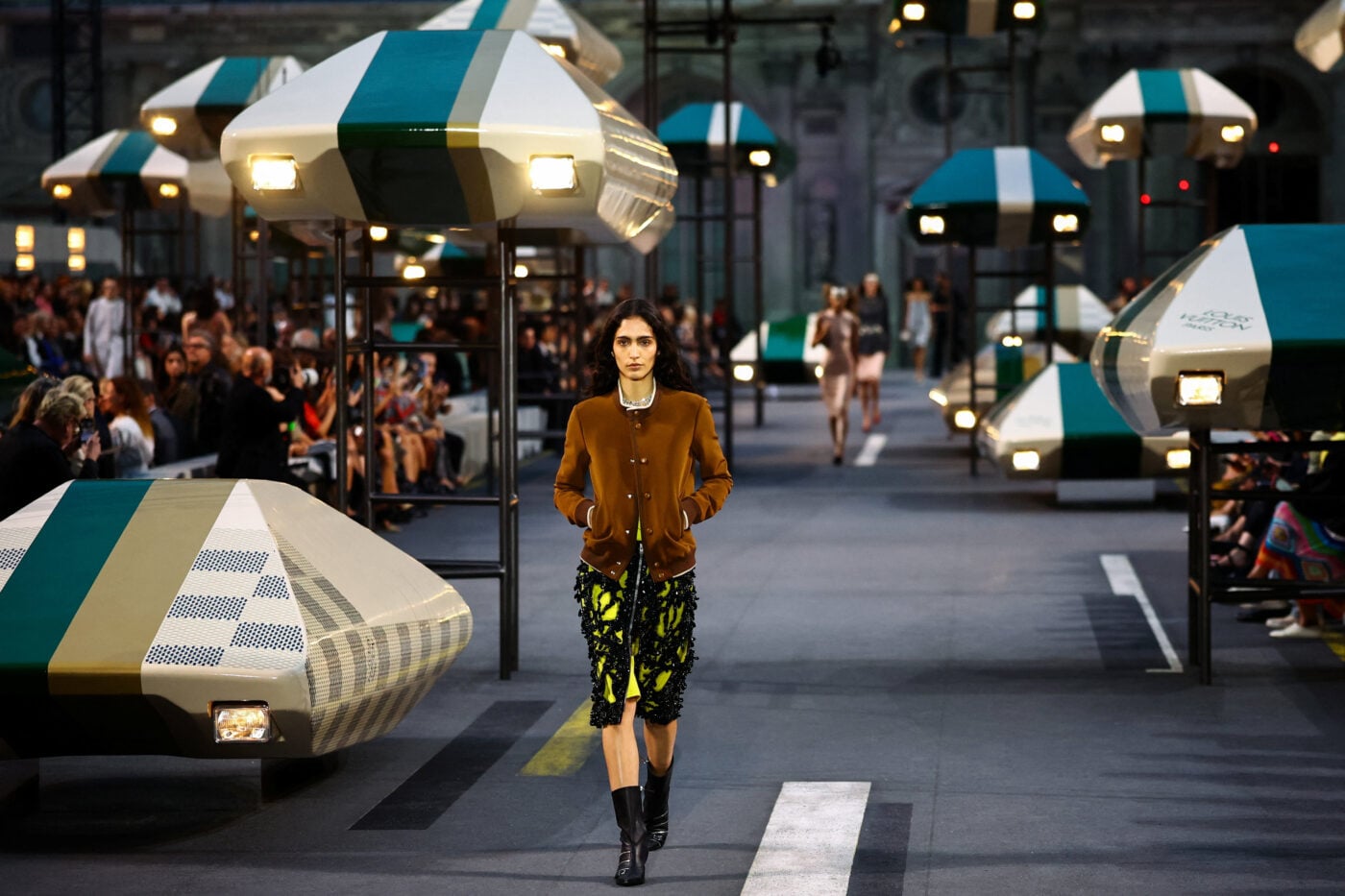 Louis Vuitton SS27: Ο Nicolas Ghesquière αποχωρίστηκε την «πανοπλία» και παρουσίασε την πολυτέλεια πιο ανάλαφρη από ποτέ