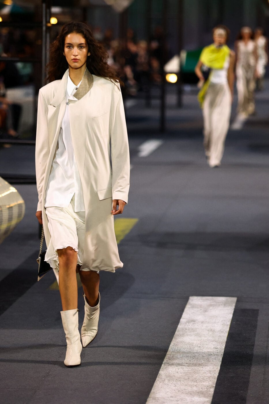 Louis Vuitton SS27: Ο Nicolas Ghesquière αποχωρίστηκε την «πανοπλία» και παρουσίασε την πολυτέλεια πιο ανάλαφρη από ποτέ