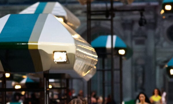 Louis Vuitton SS27: Ο Nicolas Ghesquière αποχωρίστηκε την «πανοπλία» και παρουσίασε την πολυτέλεια πιο ανάλαφρη από ποτέ