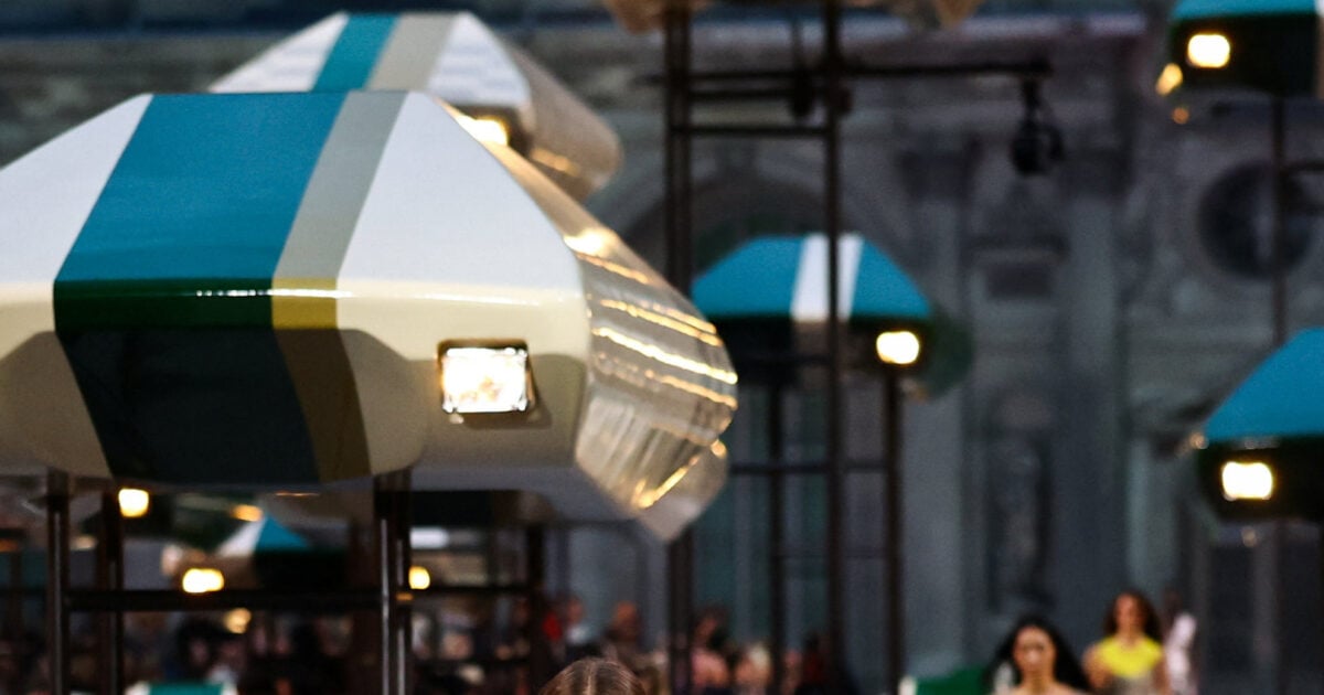 Louis Vuitton SS27: Ο Nicolas Ghesquière αποχωρίστηκε την «πανοπλία» και παρουσίασε την πολυτέλεια πιο ανάλαφρη από ποτέ