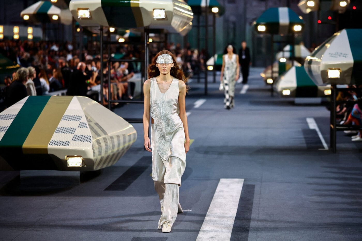 Louis Vuitton SS27: Ο Nicolas Ghesquière αποχωρίστηκε την «πανοπλία» και παρουσίασε την πολυτέλεια πιο ανάλαφρη από ποτέ