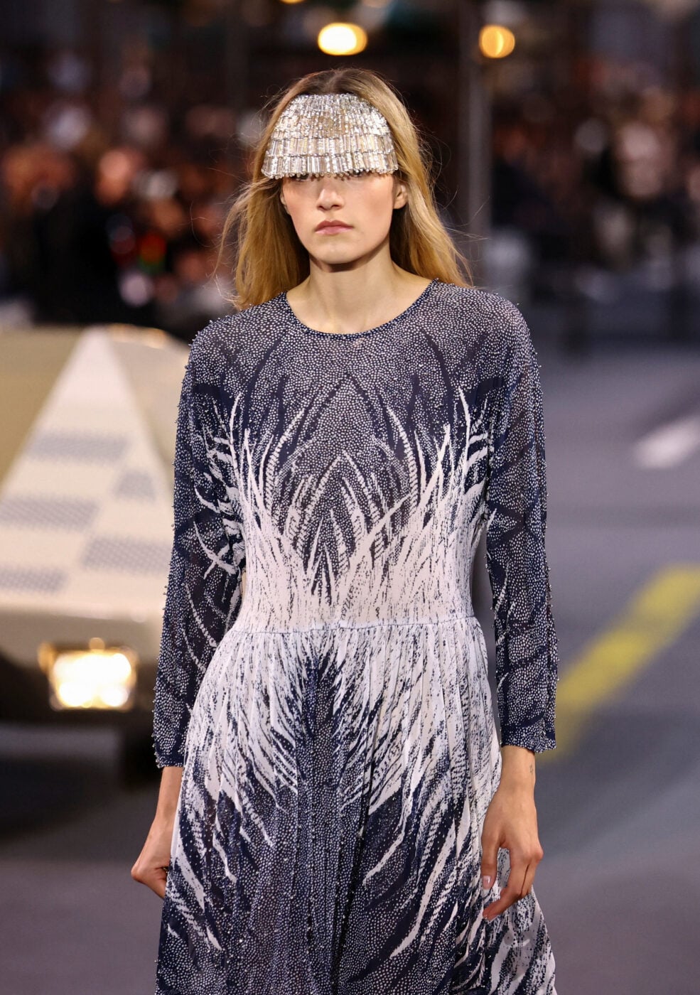 Louis Vuitton SS27: Ο Nicolas Ghesquière αποχωρίστηκε την «πανοπλία» και παρουσίασε την πολυτέλεια πιο ανάλαφρη από ποτέ