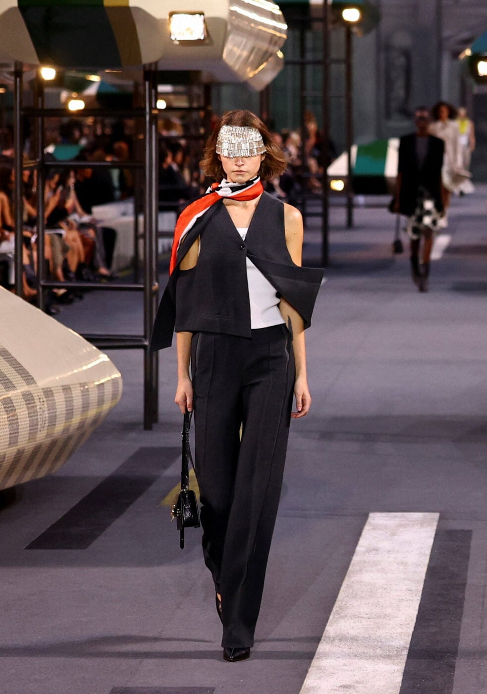 Louis Vuitton SS27: Ο Nicolas Ghesquière αποχωρίστηκε την «πανοπλία» και παρουσίασε την πολυτέλεια πιο ανάλαφρη από ποτέ