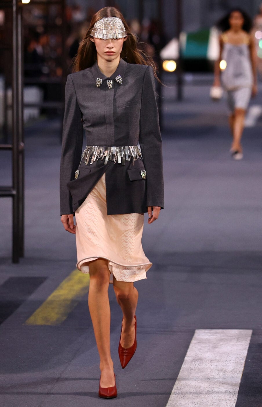 Louis Vuitton SS27: Ο Nicolas Ghesquière αποχωρίστηκε την «πανοπλία» και παρουσίασε την πολυτέλεια πιο ανάλαφρη από ποτέ