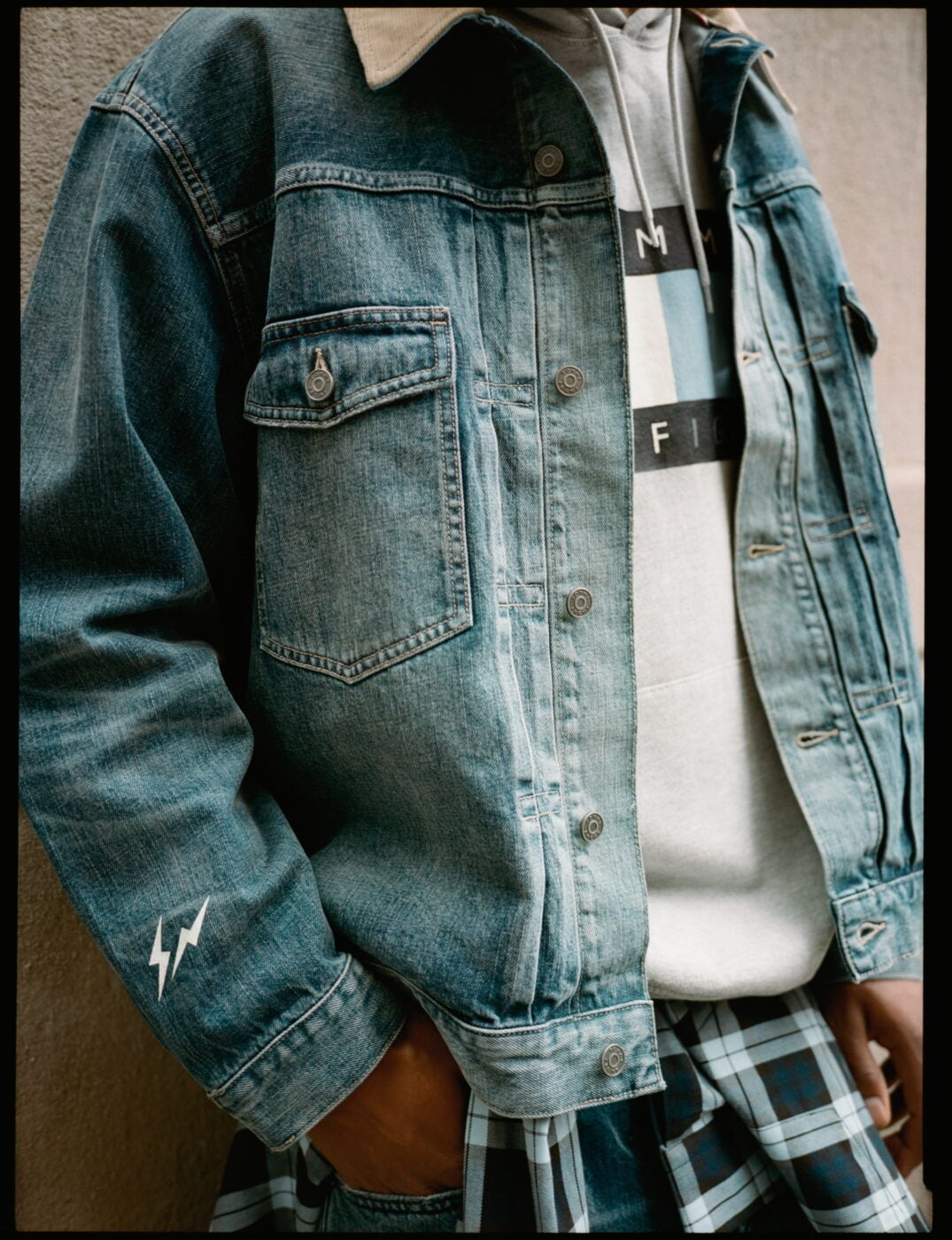 Η Tommy Hilfiger συνεργάζεται με τη FRGMT σε μια νέα εκδοχή του αμερικάνικου prep style