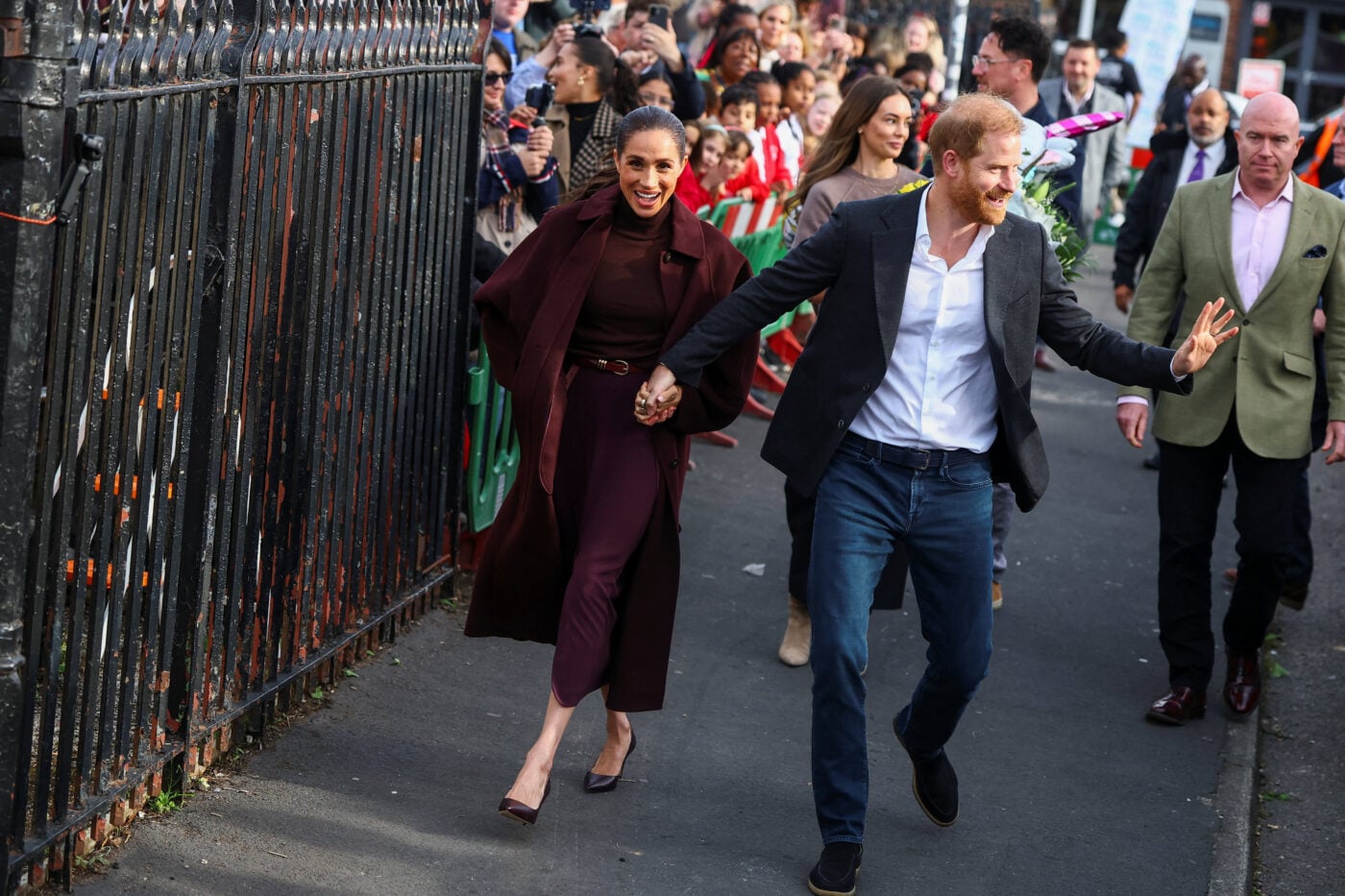 Πρίγκιπας Harry και Meghan Markle: Θερμή υποδοχή στην πρώτη κοινή δημόσια εμφάνισή τους στη Μεγάλη Βρετανία