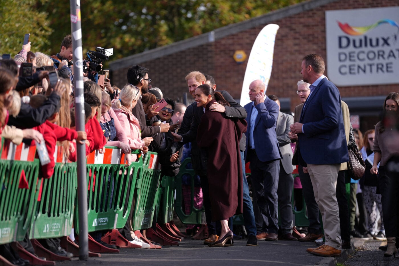 Πρίγκιπας Harry και Meghan Markle: Θερμή υποδοχή στην πρώτη κοινή δημόσια εμφάνισή τους στη Μεγάλη Βρετανία