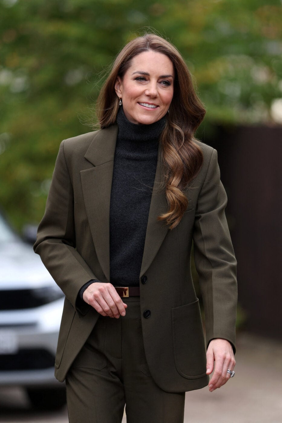 Kate Middleton: Το κομψό κοστούμι Victoria Beckham που συνδύασε με κράνος εργοταξίου