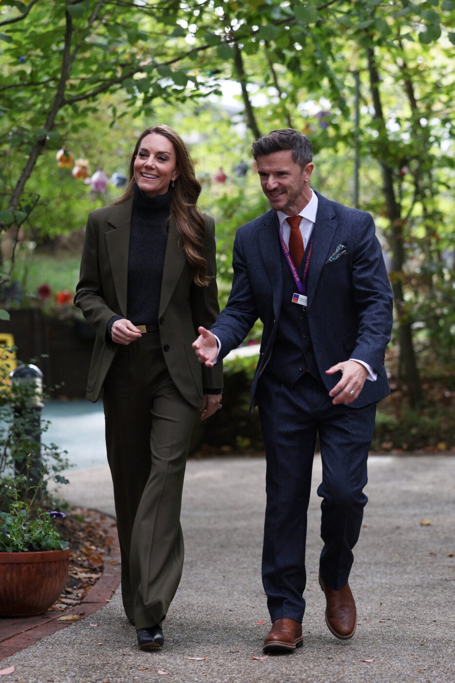 Kate Middleton: Το κομψό κοστούμι Victoria Beckham που συνδύασε με κράνος εργοταξίου