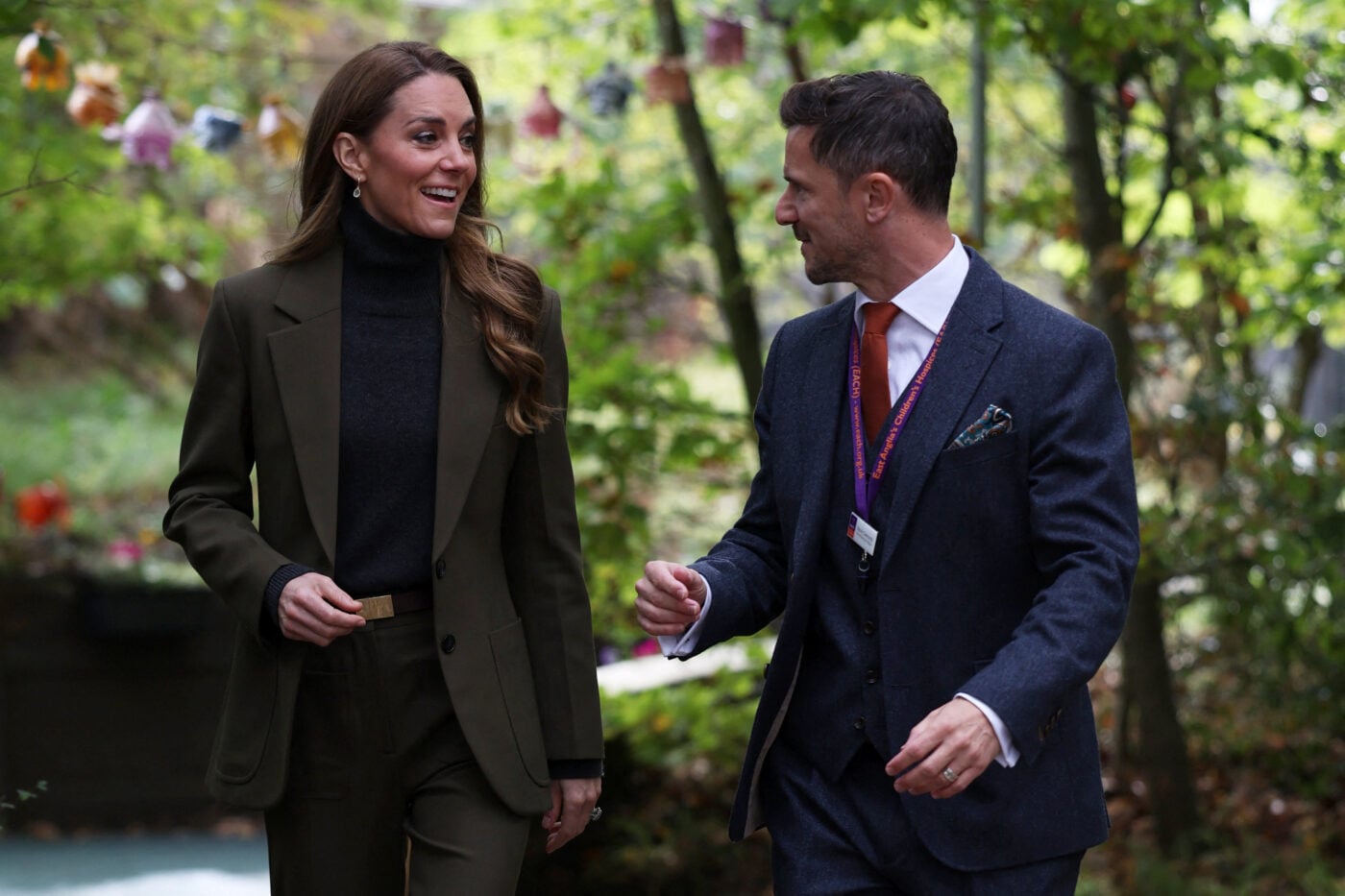 Kate Middleton: Το κομψό κοστούμι Victoria Beckham που συνδύασε με κράνος εργοταξίου