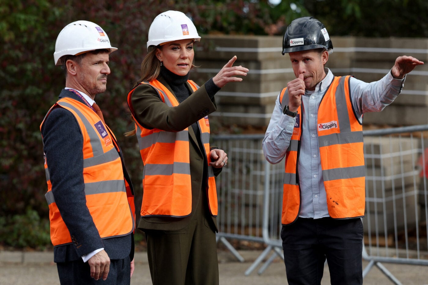 Kate Middleton: Το κομψό κοστούμι Victoria Beckham που συνδύασε με κράνος εργοταξίου