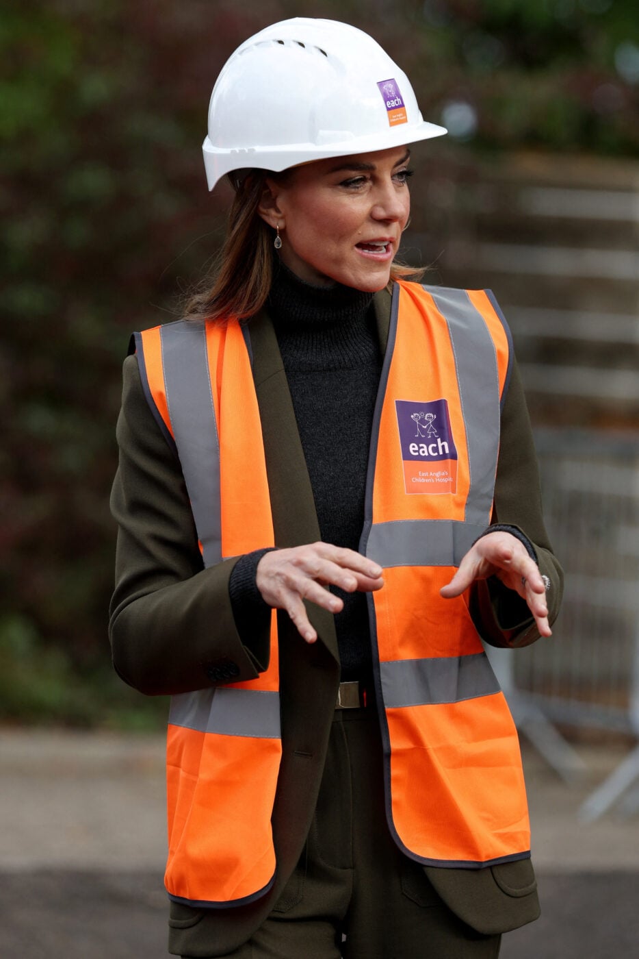 Kate Middleton: Το κομψό κοστούμι Victoria Beckham που συνδύασε με κράνος εργοταξίου