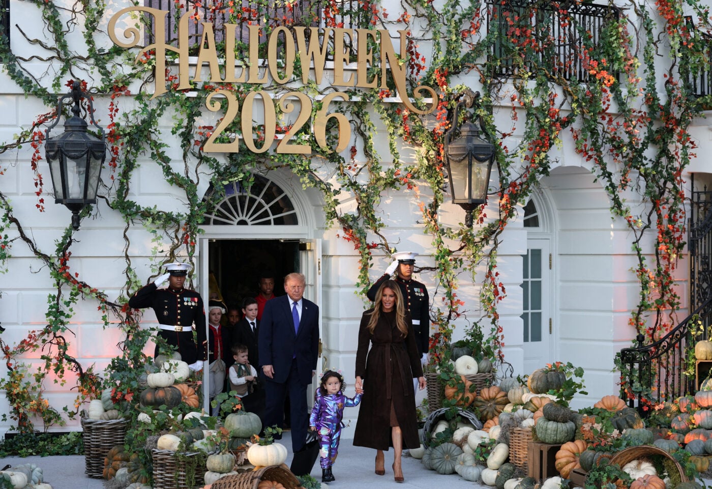 Halloween στον Λευκό Οίκο: Ο Donald και η Melania Trump υποδέχτηκαν χιλιάδες παιδιά και μοίρασαν γλυκά