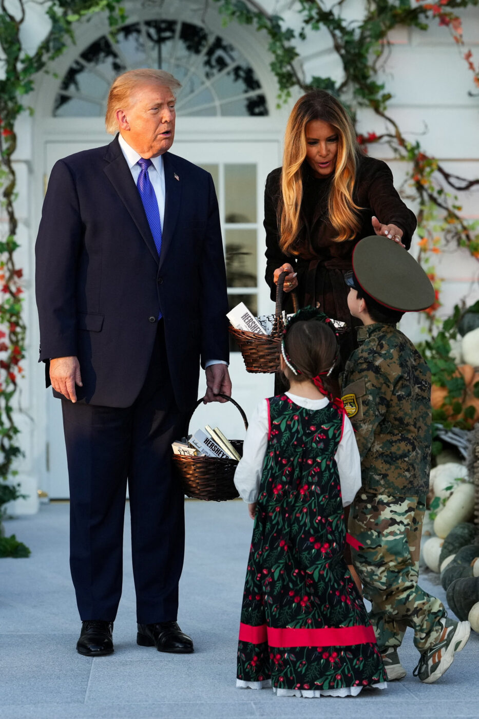 Halloween στον Λευκό Οίκο: Ο Donald και η Melania Trump υποδέχτηκαν χιλιάδες παιδιά και μοίρασαν γλυκά
