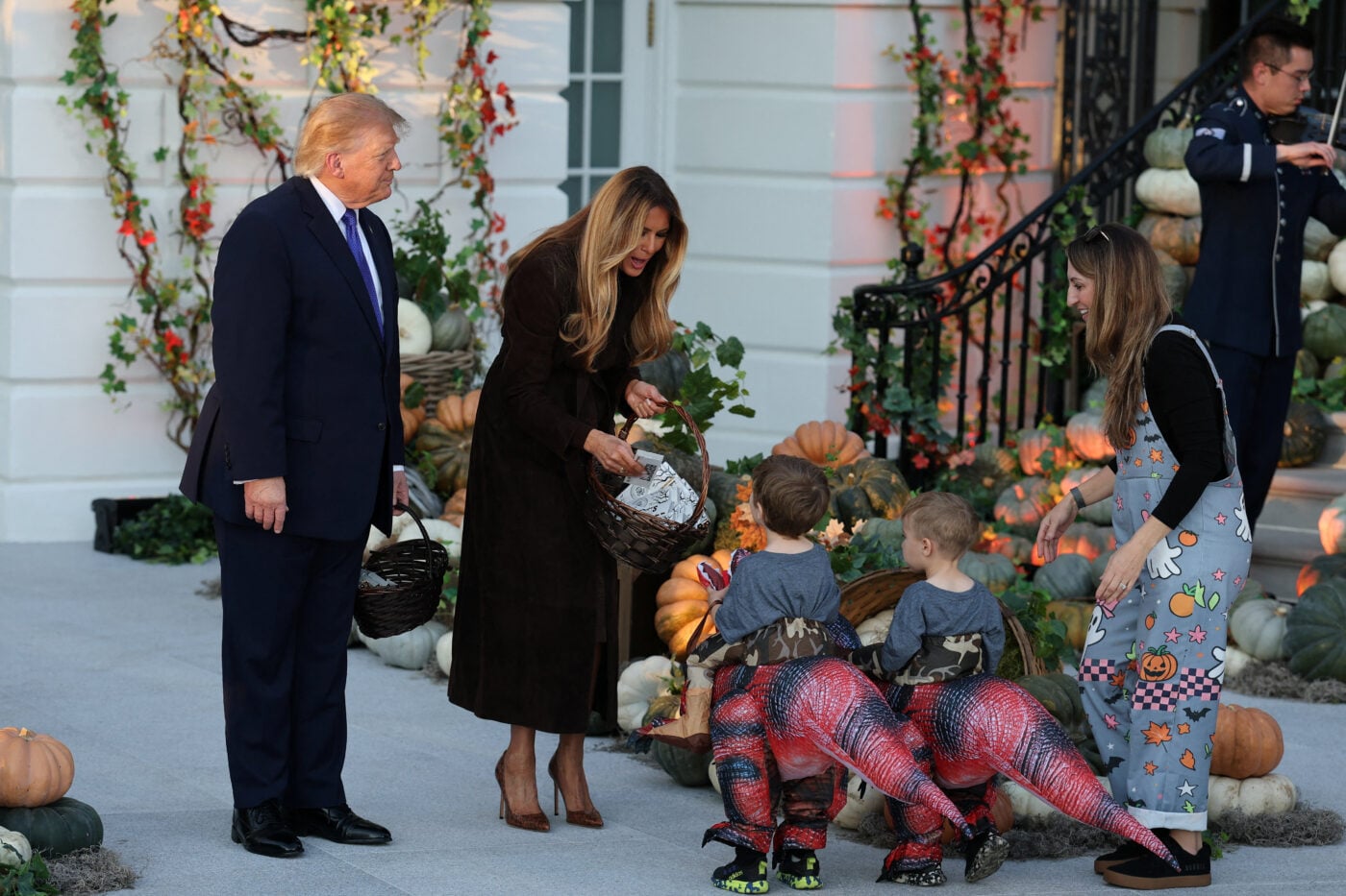 Halloween στον Λευκό Οίκο: Ο Donald και η Melania Trump υποδέχτηκαν χιλιάδες παιδιά και μοίρασαν γλυκά