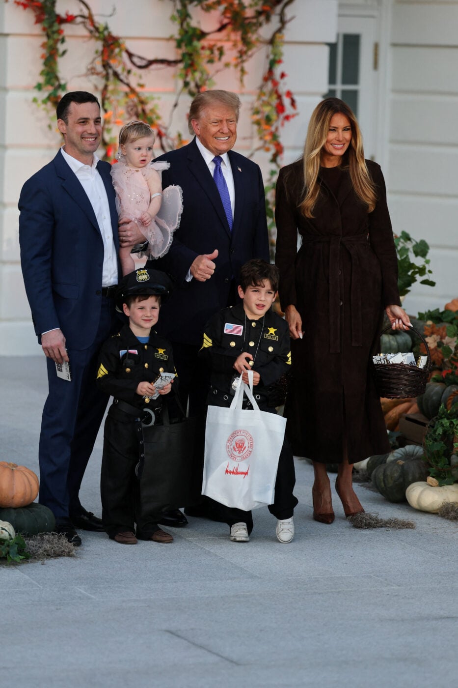 Halloween στον Λευκό Οίκο: Ο Donald και η Melania Trump υποδέχτηκαν χιλιάδες παιδιά και μοίρασαν γλυκά