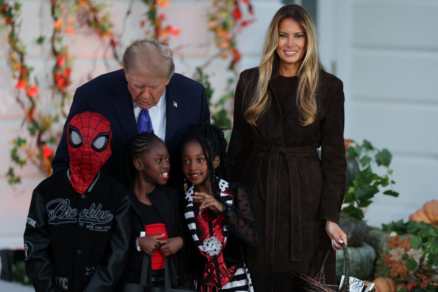 Halloween στον Λευκό Οίκο: Ο Donald και η Melania Trump υποδέχτηκαν χιλιάδες παιδιά και μοίρασαν γλυκά
