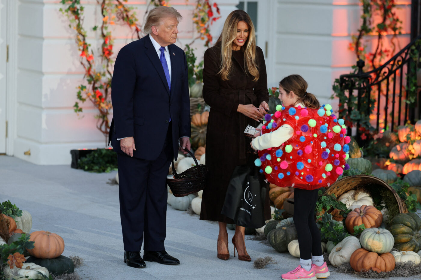Halloween στον Λευκό Οίκο: Ο Donald και η Melania Trump υποδέχτηκαν χιλιάδες παιδιά και μοίρασαν γλυκά
