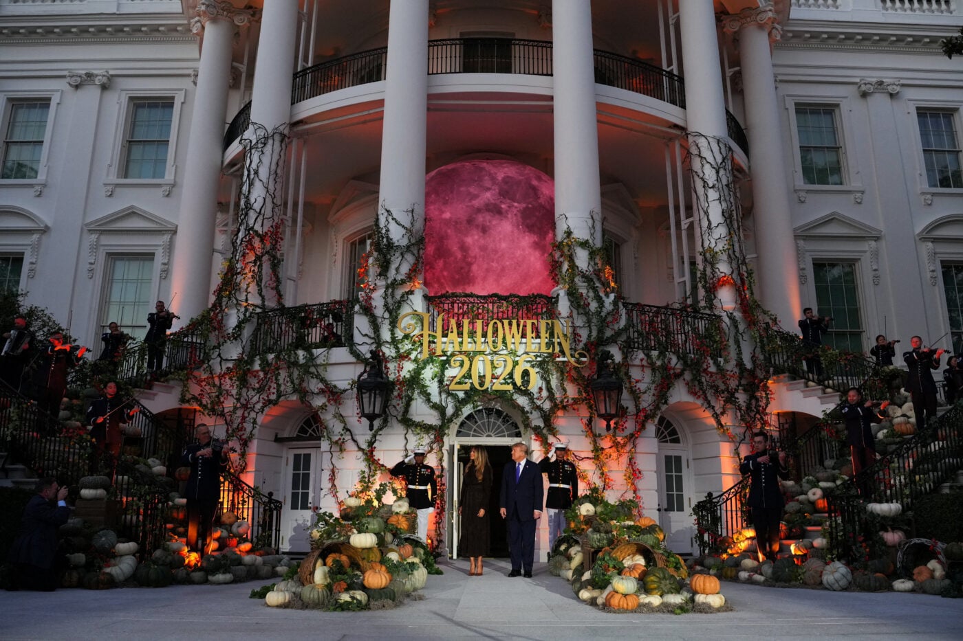 Halloween στον Λευκό Οίκο: Ο Donald και η Melania Trump υποδέχτηκαν χιλιάδες παιδιά και μοίρασαν γλυκά