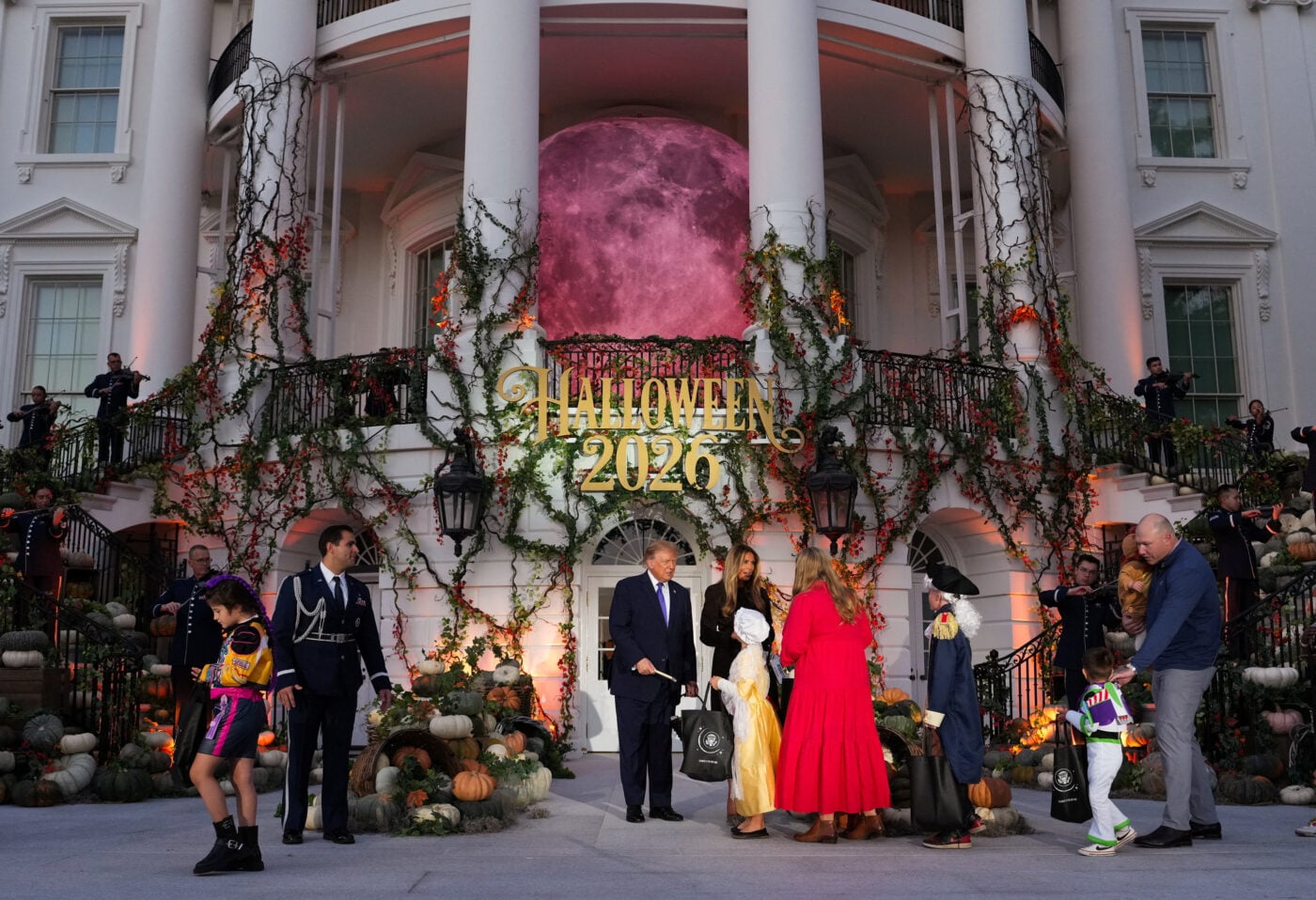 Halloween στον Λευκό Οίκο: Ο Donald και η Melania Trump υποδέχτηκαν χιλιάδες παιδιά και μοίρασαν γλυκά