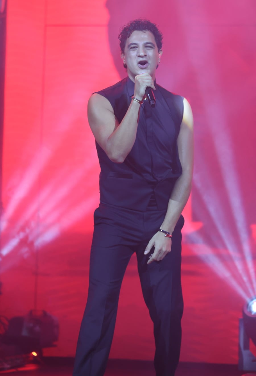 Τζένη Θεωνά: Απόλαυσε τον σύζυγό της Δήμο Αναστασιάδη στην πρεμιέρα του με την Πάολα – Ο ξέφρενος χορός της