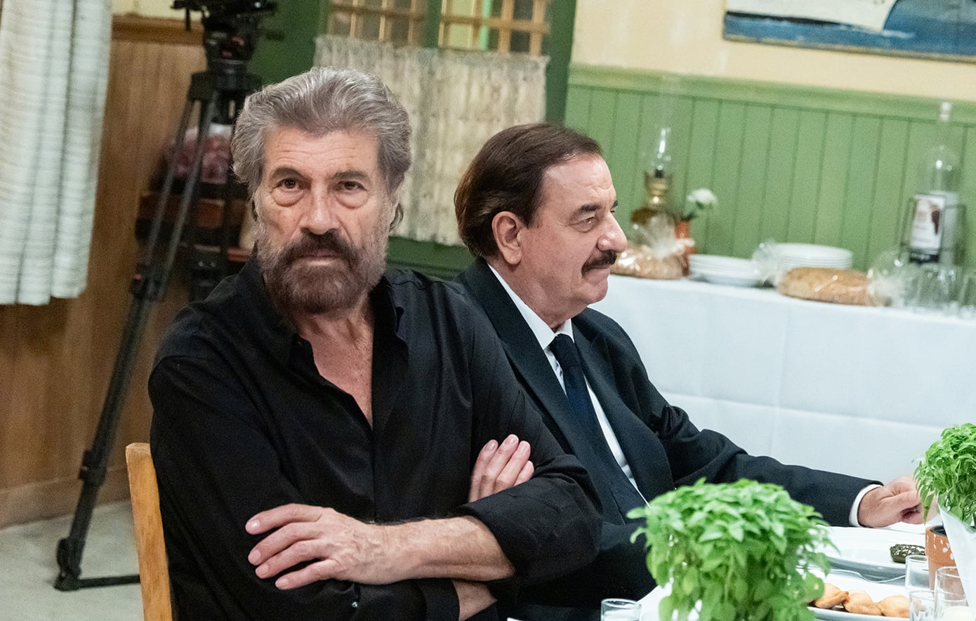 Νέες backstage φωτογραφίες από τα γυρίσματα της δραματικής σειράς του MEGA «Δυο μαύρα πουκάμισα»