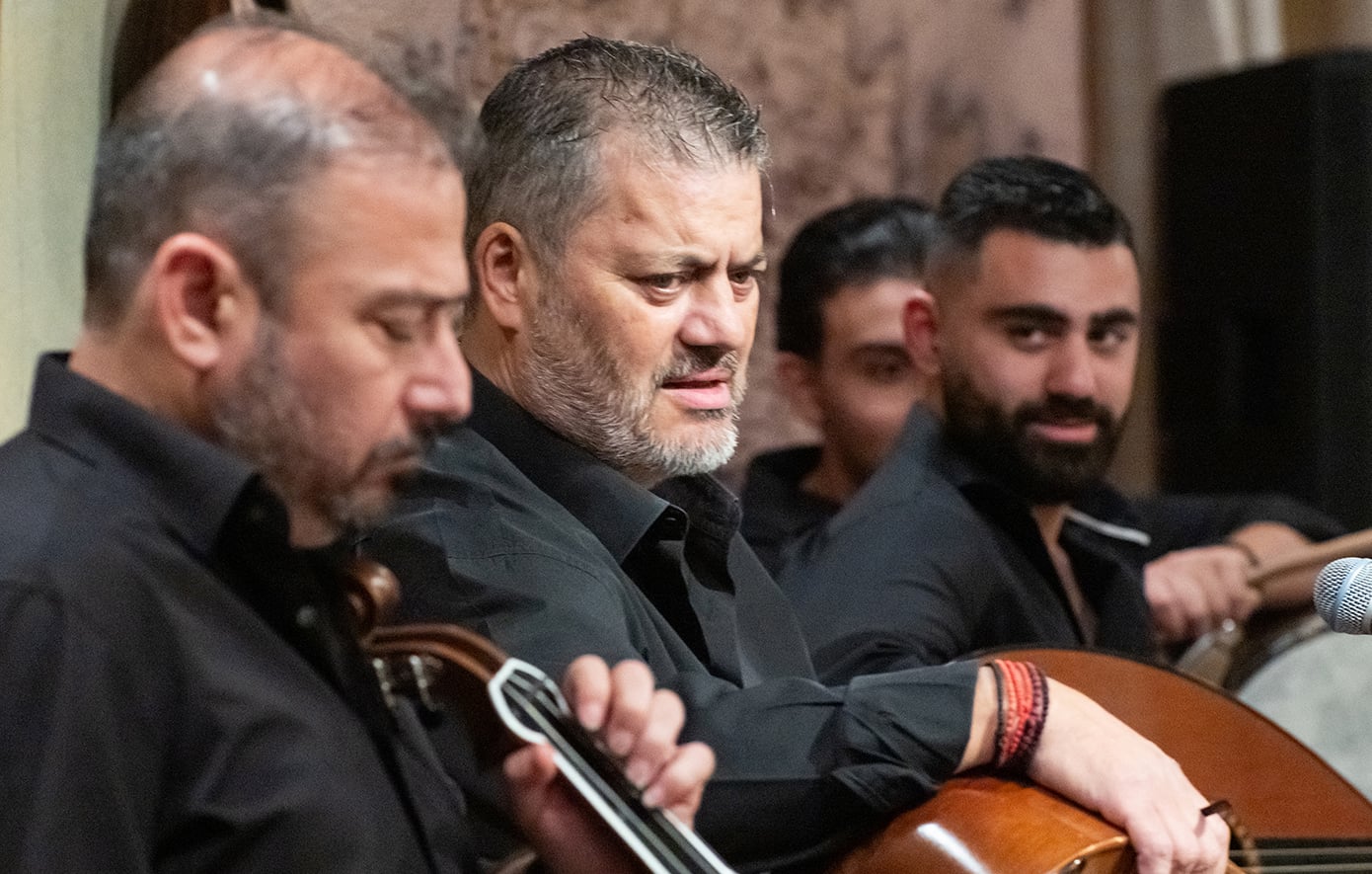Νέες backstage φωτογραφίες από τα γυρίσματα της δραματικής σειράς του MEGA «Δυο μαύρα πουκάμισα»