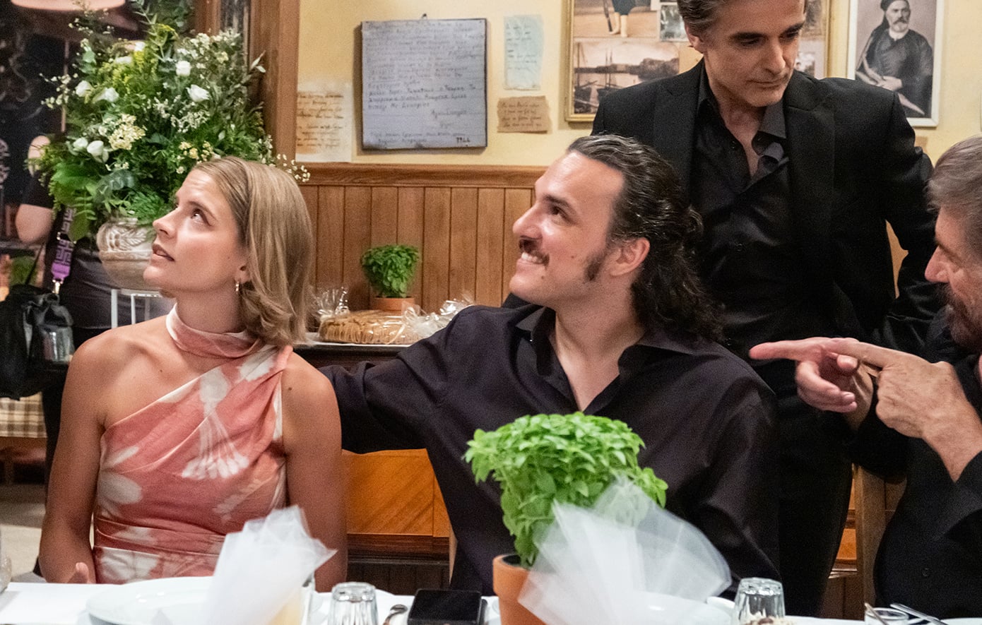 Νέες backstage φωτογραφίες από τα γυρίσματα της δραματικής σειράς του MEGA «Δυο μαύρα πουκάμισα»