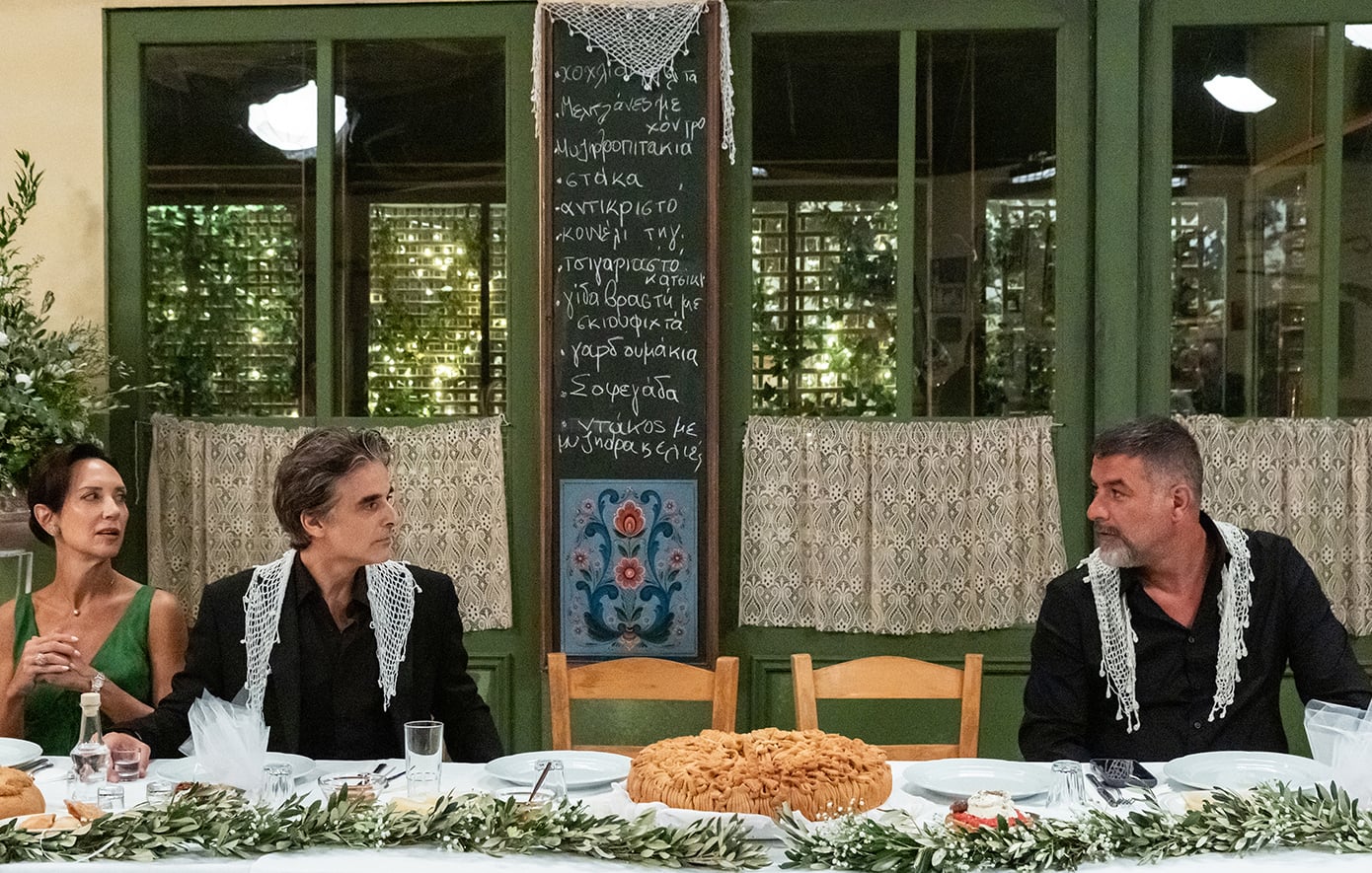 Νέες backstage φωτογραφίες από τα γυρίσματα της δραματικής σειράς του MEGA «Δυο μαύρα πουκάμισα»