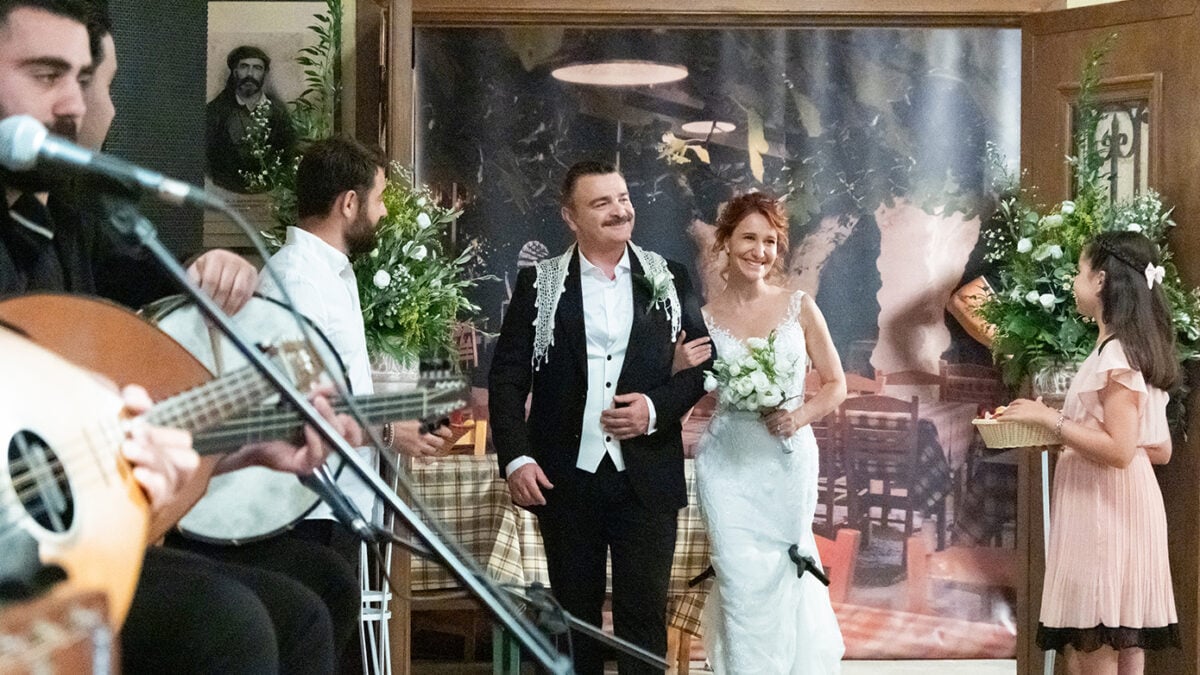 Νέες backstage φωτογραφίες από τα γυρίσματα της δραματικής σειράς του MEGA «Δυο μαύρα πουκάμισα»