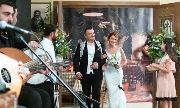 Νέες backstage φωτογραφίες από τα γυρίσματα της δραματικής σειράς του MEGA «Δυο μαύρα πουκάμισα»