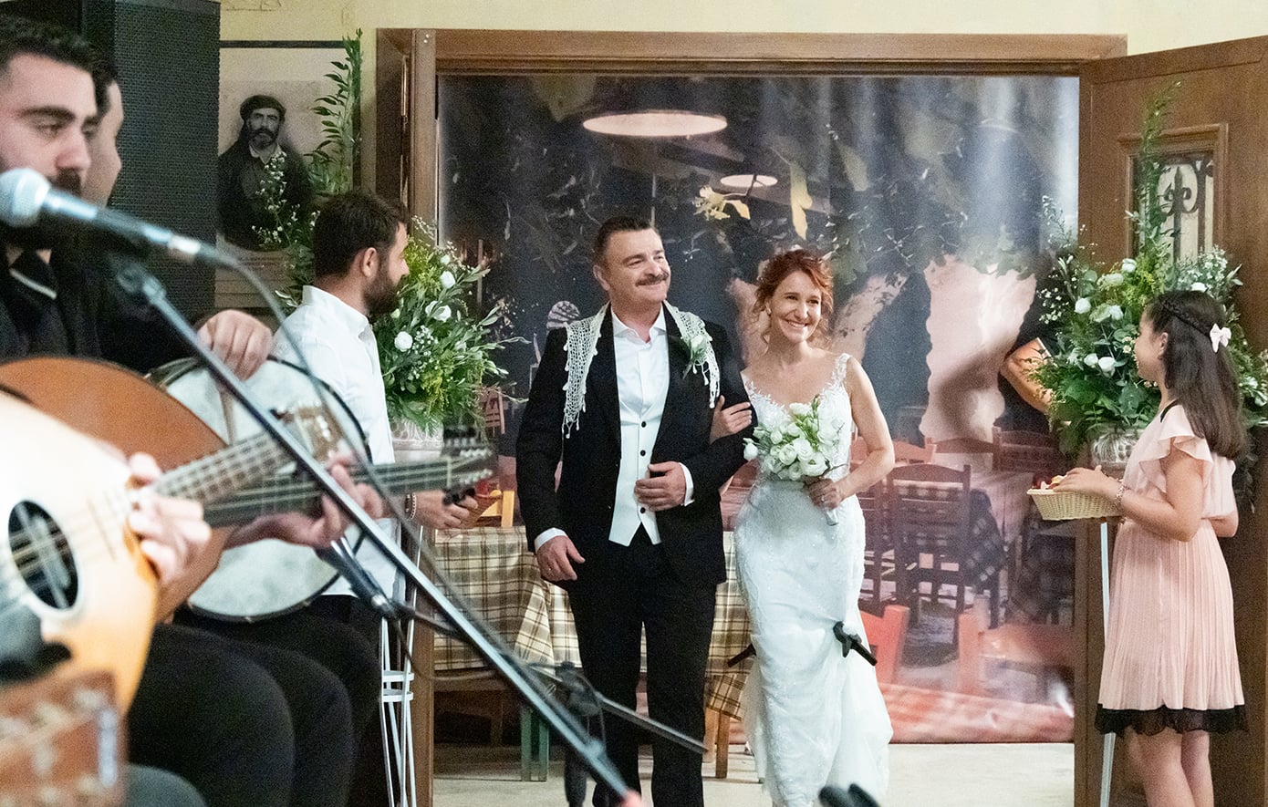 Νέες backstage φωτογραφίες από τα γυρίσματα της δραματικής σειράς του MEGA «Δυο μαύρα πουκάμισα»