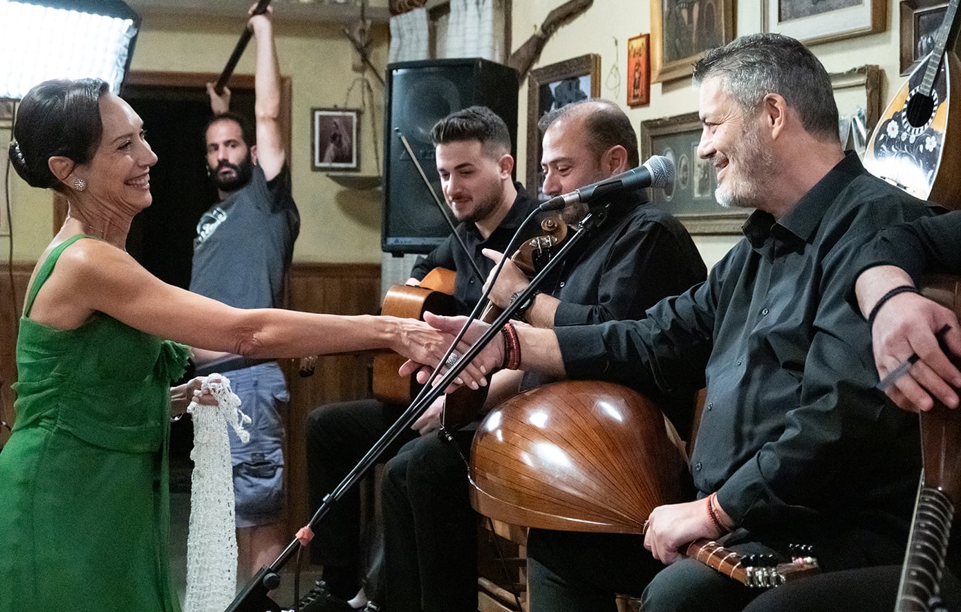 Νέες backstage φωτογραφίες από τα γυρίσματα της δραματικής σειράς του MEGA «Δυο μαύρα πουκάμισα»