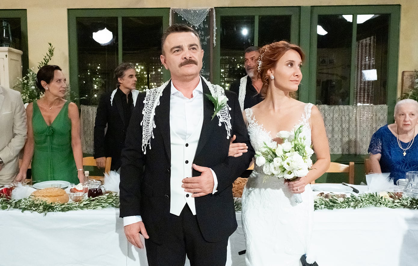 Νέες backstage φωτογραφίες από τα γυρίσματα της δραματικής σειράς του MEGA «Δυο μαύρα πουκάμισα»